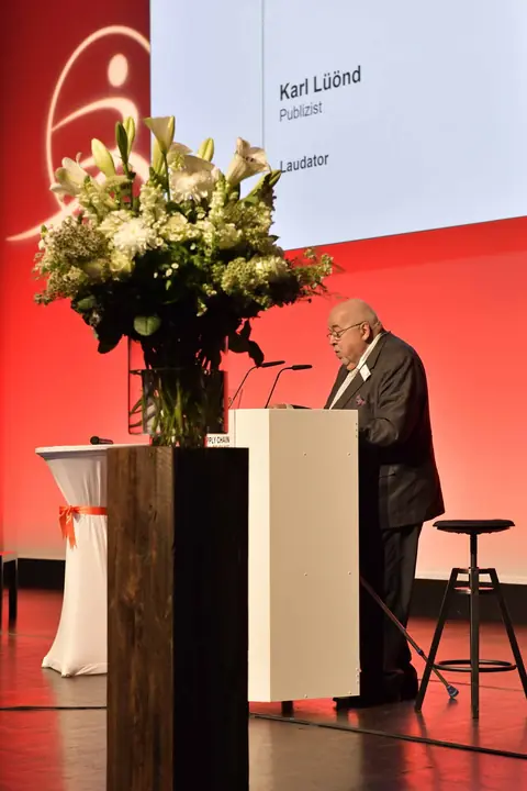 Laudator Karl Lüönd am Rednerpult