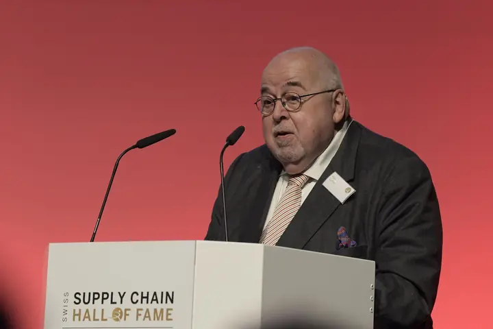 Laudator Karl Lüönd am Rednerpult