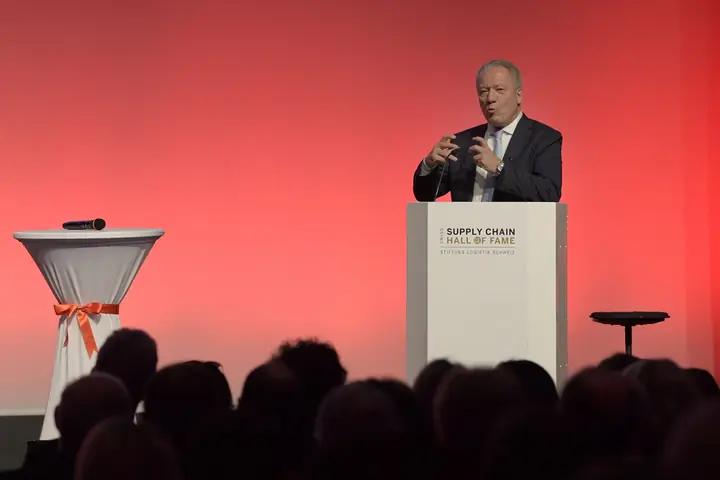 Redner am Rednerpult der Benefizgala 2019