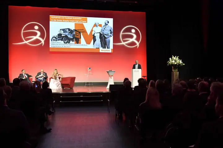 Bühne der Benefizgala 2019 mit Präsentation zu Gottlieb Duttweiler