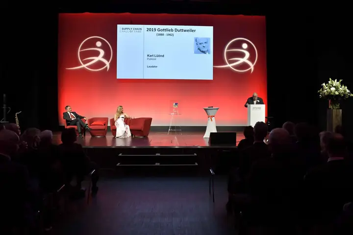 Bühne der Benefizgala 2019 mit Präsentation zu Gottlieb Duttweiler