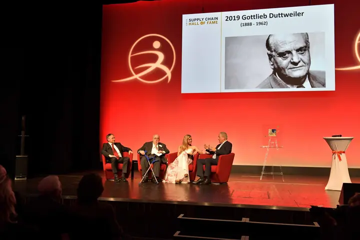 Bühne der Benefizgala 2019 mit Präsentation zu Gottlieb Duttweiler
