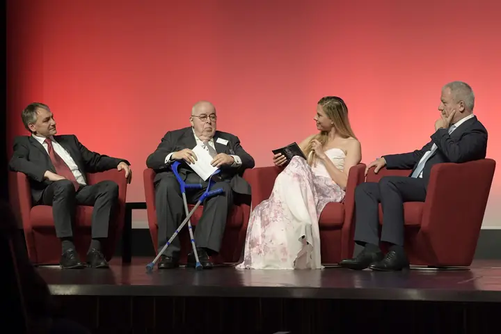 Podiumsgespräch auf der Bühne der Benefizgala 2019