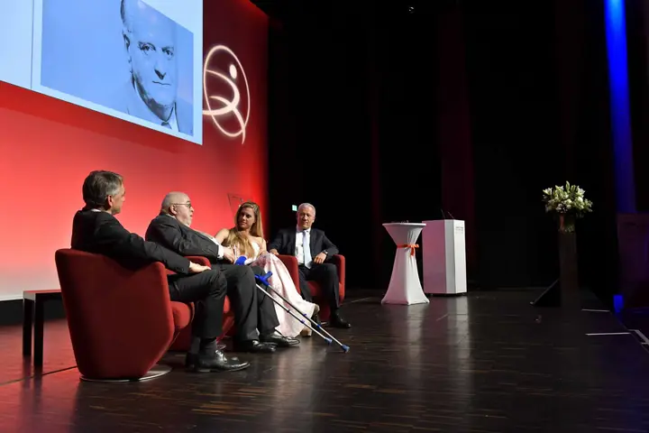 Podiumsgespräch auf der Bühne der Benefizgala 2019