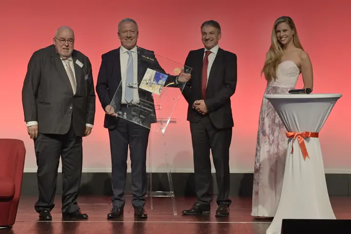 Übergabe der Auszeichnung für Gottlieb Duttweiler