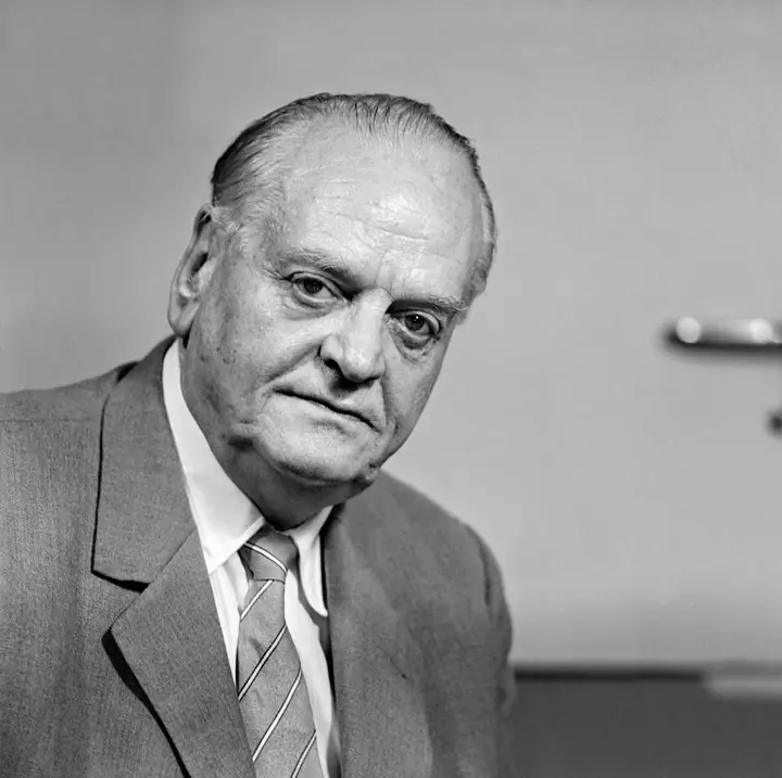 Gottlieb Duttweiler, historische Porträtaufnahme
