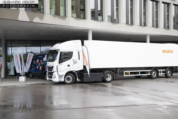 Migros-Lastwagen und Ausstellung zum klimafreundlichen Warentransport
