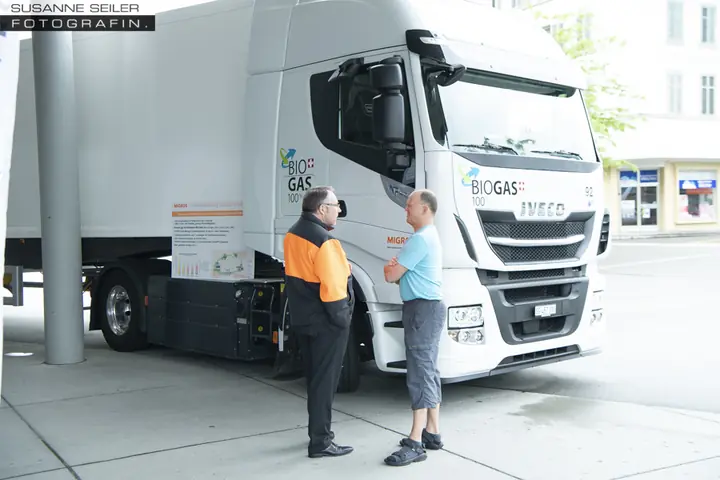 Migros-Lastwagen und Ausstellung zum klimafreundlichen Warentransport