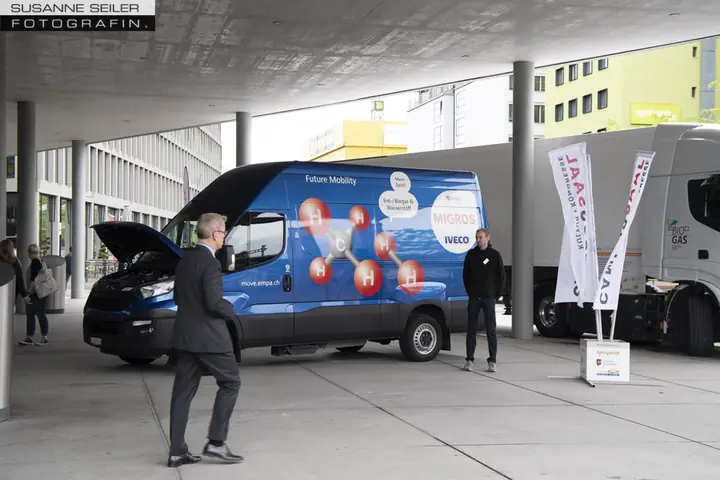 Migros-Lastwagen und Ausstellung zum klimafreundlichen Warentransport