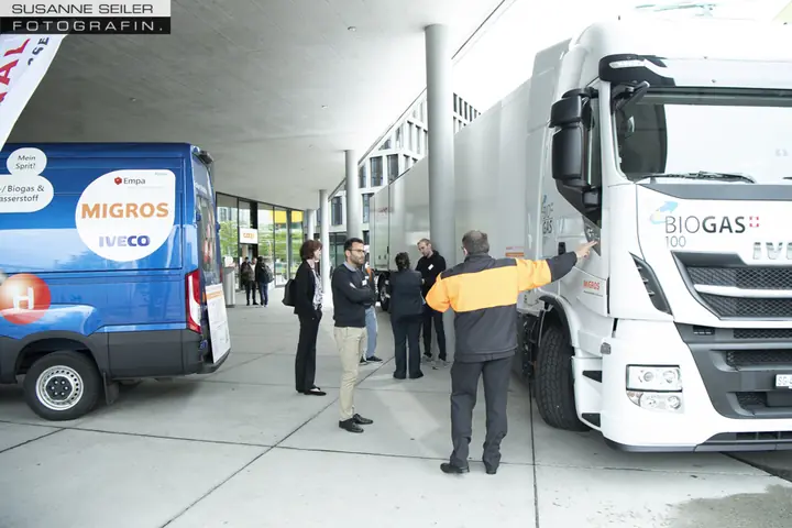 Migros-Lastwagen und Ausstellung zum klimafreundlichen Warentransport