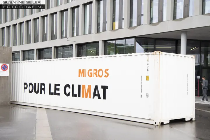 Migros-Lastwagen und Ausstellung zum klimafreundlichen Warentransport