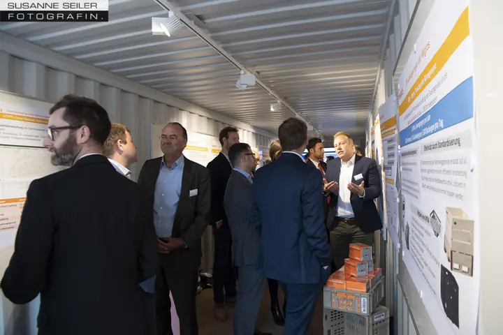 Gäste in der Container-Ausstellung der Migros