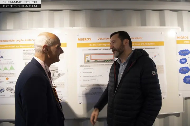 Gäste in der Container-Ausstellung der Migros