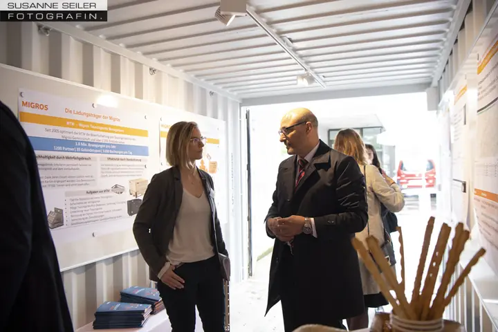 Gäste in der Container-Ausstellung der Migros