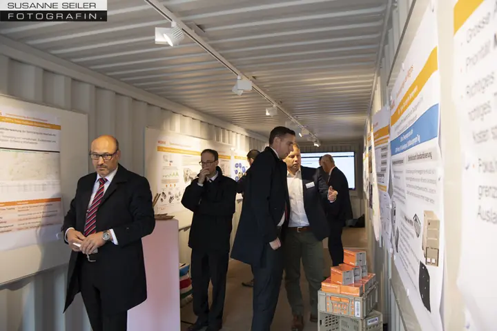 Gäste in der Container-Ausstellung der Migros