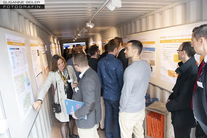 Gäste in der Container-Ausstellung der Migros