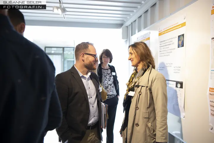 Gäste in der Container-Ausstellung der Migros