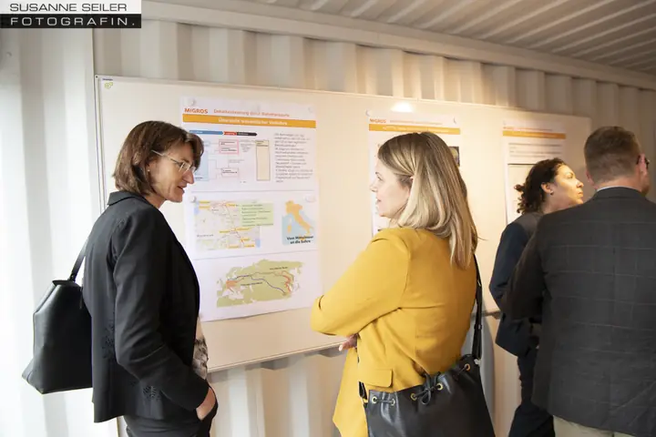 Gäste in der Container-Ausstellung der Migros