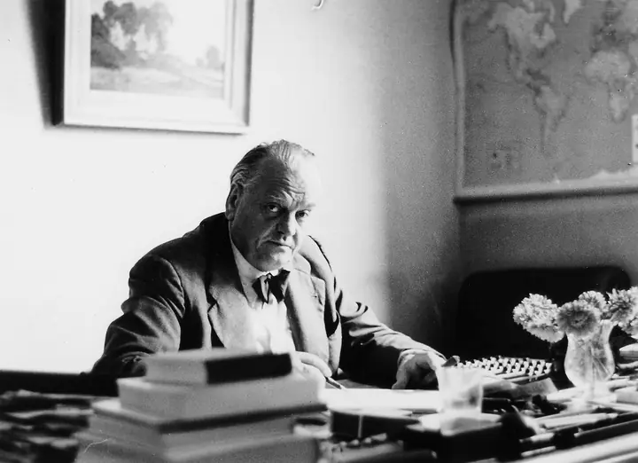 Gottlieb Duttweiler am Schreibtisch, historische Aufnahme