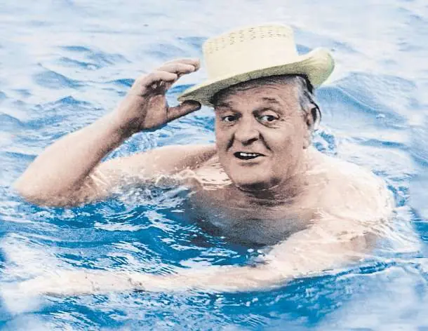 Gottlieb Duttweiler mit Strohhut beim Baden, historische Aufnahme