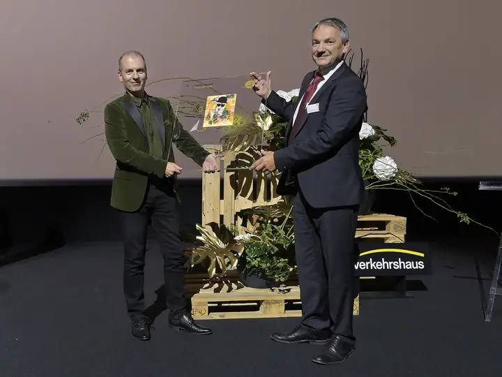Roland Brack und ein Gast mit der Auszeichnung auf der Bühne
