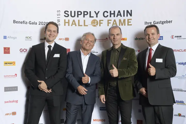 Gruppenbild vor der Sponsorenwand der Benefizgala 2021