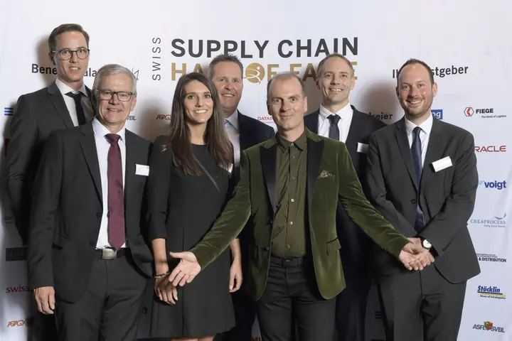Gruppenbild vor der Sponsorenwand der Benefizgala 2021
