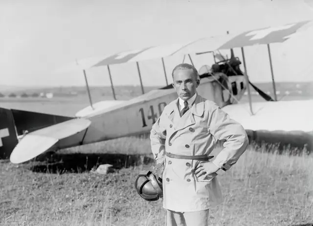 Walter Mittelholzer vor einem Flugzeug, historische Aufnahme