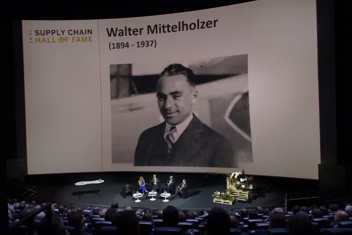Präsentation zu Walter Mittelholzer auf der Leinwand der Benefizgala 2021