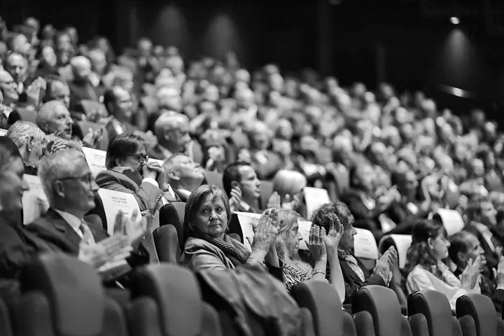 Publikum im Saal der Benefizgala 2021