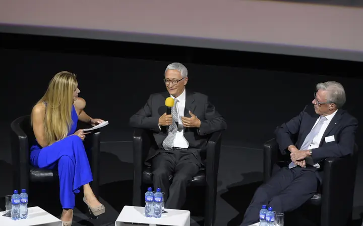 Podiumsgespräch auf der Bühne der Benefizgala 2021