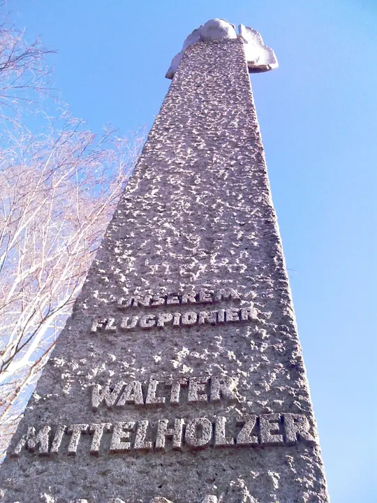 Denkmal mit der Inschrift «Flugpionier Walter Mittelholzer»