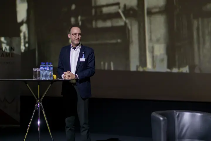 Laudator Patrik Geisselhardt auf der Bühne