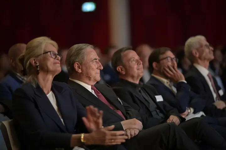 Gäste im Saal der Benefizgala 2023