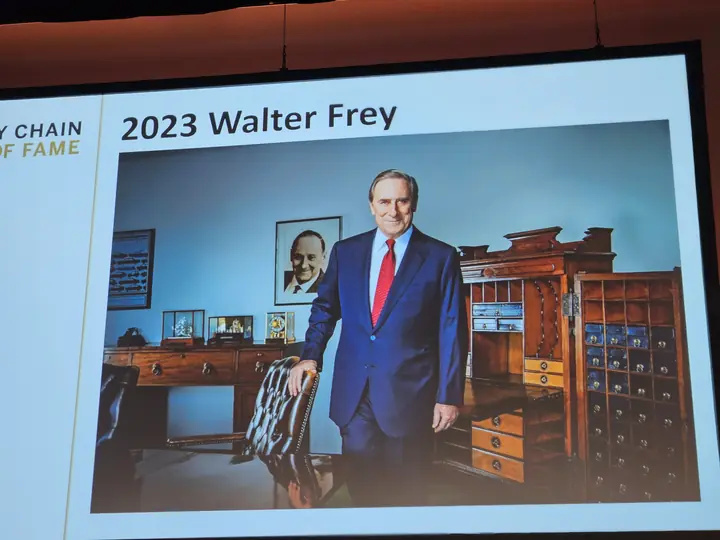 Präsentation «2023 Walter Frey» auf der Leinwand
