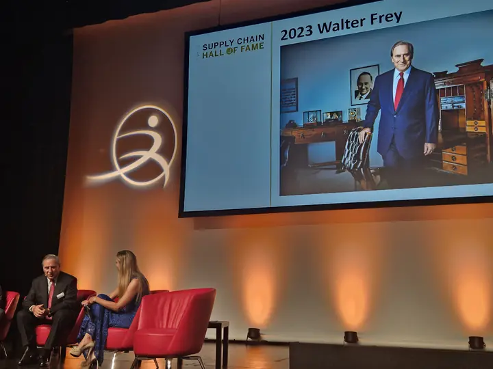 Bühnenmoment an der Benefizgala 2023 zur Aufnahme von Walter Frey