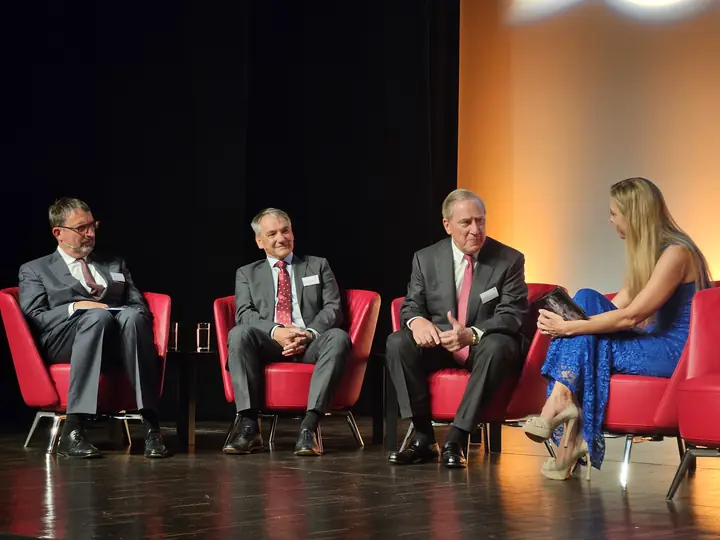 Bühnenmoment an der Benefizgala 2023 zur Aufnahme von Walter Frey