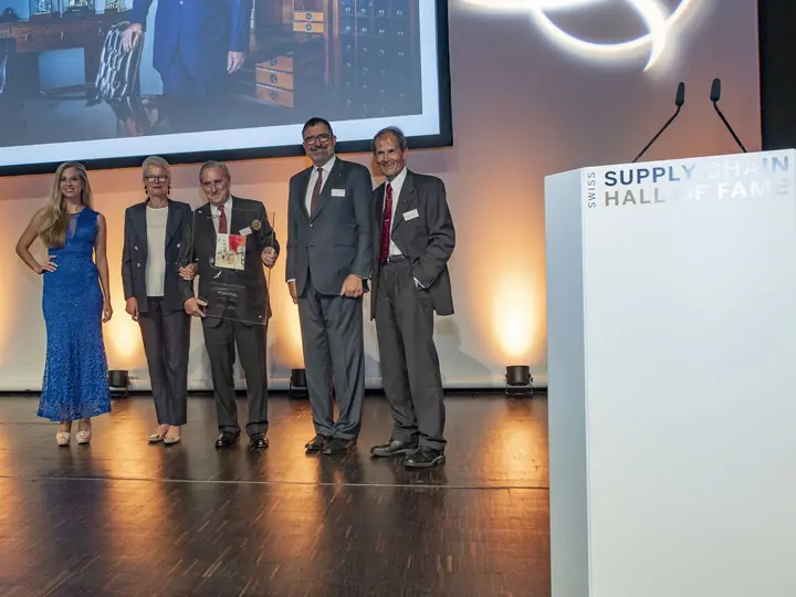 Gruppenbild auf der Bühne der Benefizgala 2023