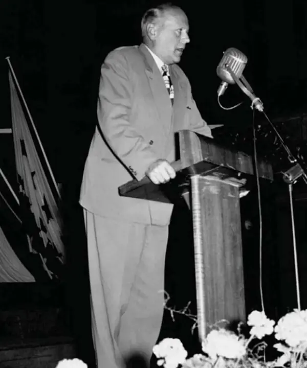 Dr. Rudolf Bucher am Rednerpult, historische Aufnahme