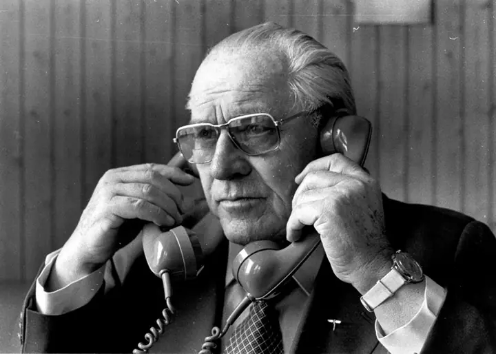 Fritz Bühler am Telefon, historische Aufnahme