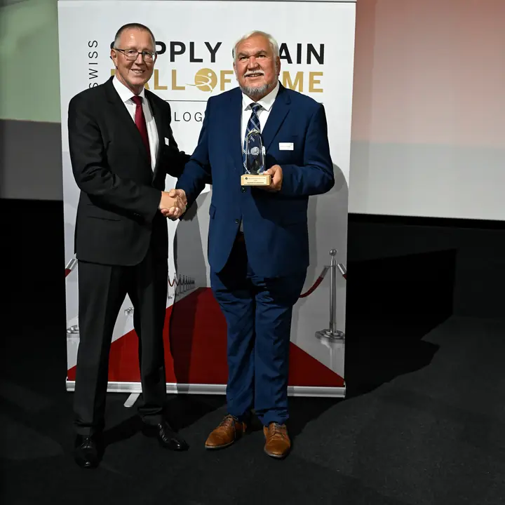 Manfred Schellhammer mit Laudator Dirk Reich und der Auszeichnung