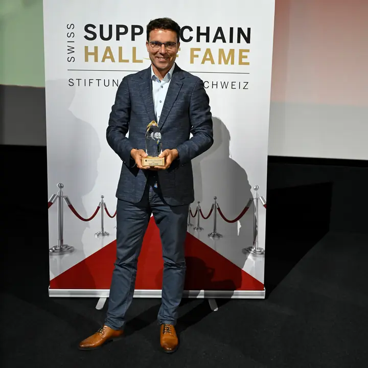Laudator Florian Röthlingshöfer mit der Auszeichnung