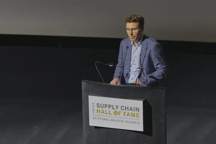 Laudator Florian Röthlingshöfer am Rednerpult
